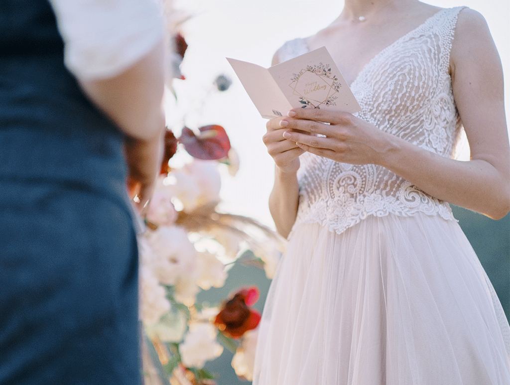 la mariée tient un faire-part et fait un émouvant discours de mariage à son mari, prise de son proposée par Laurent Agier, réalisation vidéo de mariage dans le var