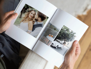 une personne qui tient un album photo souple proposé par Laurent Agier, photographe de mariage dans le var