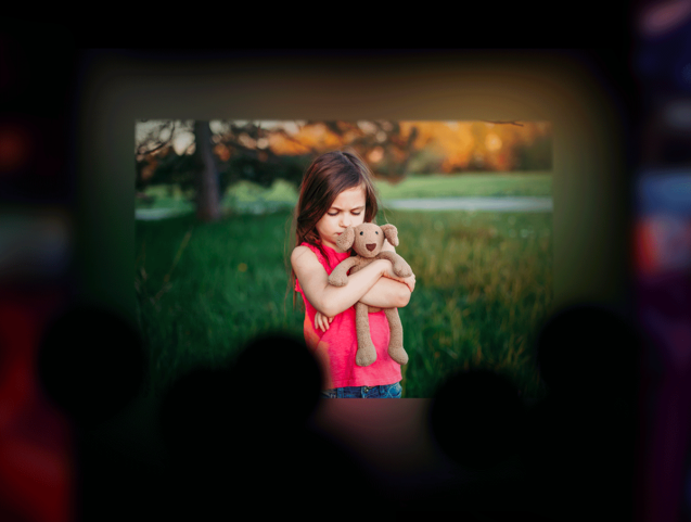 projection diaporama, pour un mariage, d'une jeune fille et sa peluche, par Laurent Agier, video de mariage dans le var