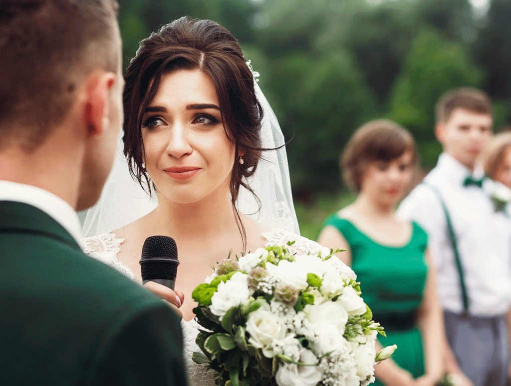 la mariée fait un émouvant discours de mariage à son mari, prise de son proposée par Laurent Agier, réalisation vidéo de mariage dans le var