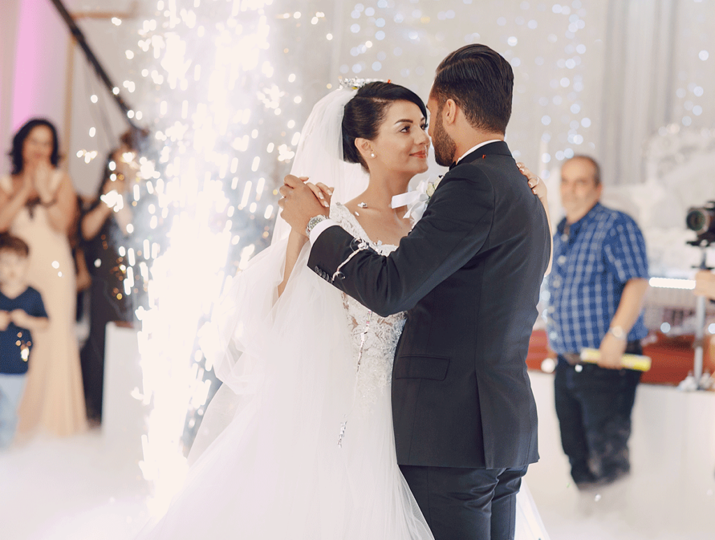deux jeunes mariés dansent entourés par des feux d'artifice, photographiés par Laurent Agier, video de mariage dans le var