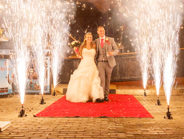 deux jeunes mariés qui dansent entourés par de magnifiques jets de scène, photographiés par Laurent Agier, video de mariage dans le var