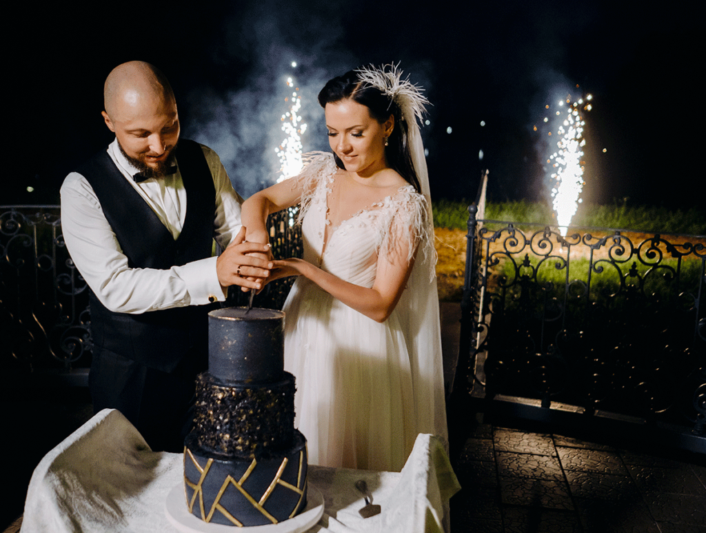 deux jeunes mariés boivent du champagne entourés par des feux d'artifice, photographiés par Laurent Agier, video de mariage dans le var