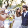 les invités filment le mariage avec leurs smartphones, et envoient leurs vidéos à Laurent Agier qui les rassemble en un mini film pas cher
