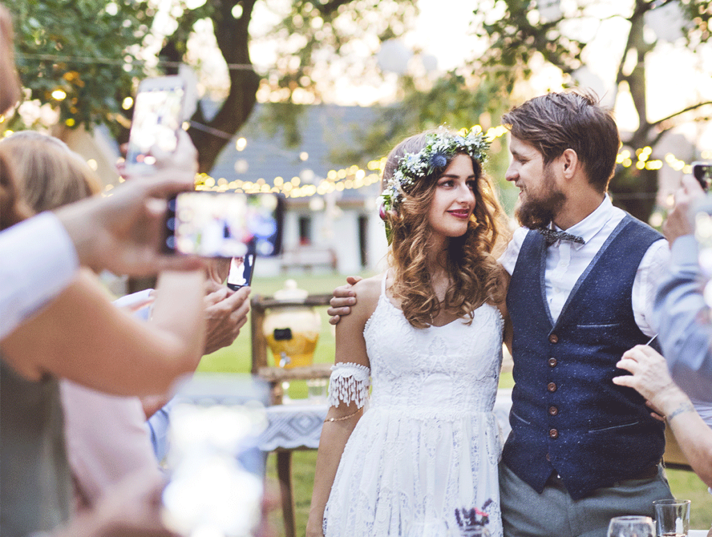 les invités filment le mariage avec leurs smartphones, et envoient leurs vidéos à Laurent Agier qui les rassemble en un mini film pas cher