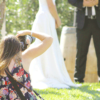 une jolie photographe professionnelle accompagne Laurent Agier pour ces prestations de vidéos de mariage