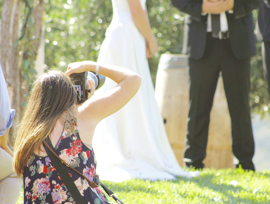 une jolie photographe professionnelle accompagne Laurent Agier pour ces prestations de vidéos de mariage