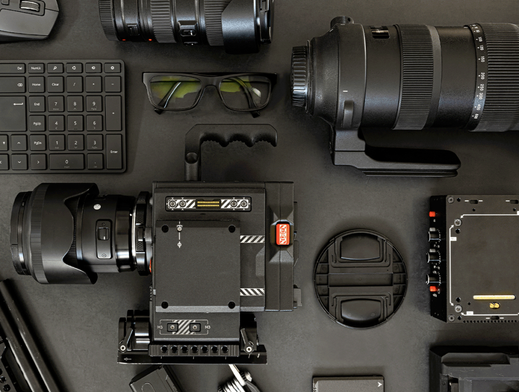 camera red et différents objectifs utilisés pour filmer votre mariage de manière professionnelle
