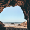 Grotte près de la mer pour réaliser des photos de mariage originales
