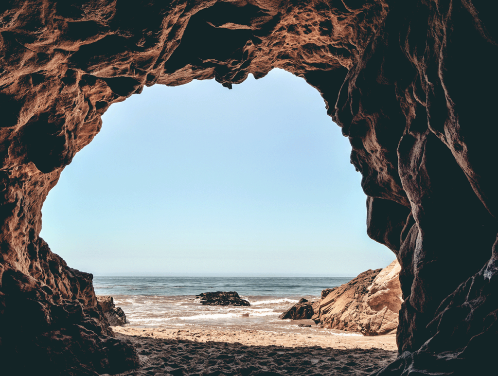 Grotte près de la mer pour réaliser des photos de mariage originales
