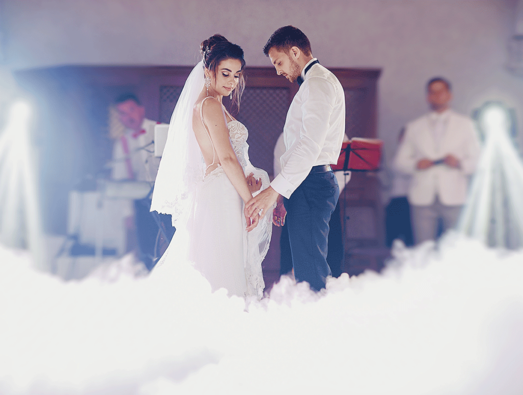 deux jeunes mariés exécutent leur première danse entourés par une belle fumée blanche, photographiés par Laurent Agier, video de mariage dans le var