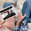des parents regardent, le message vidéo laissé par leurs jeunes mariés filmé par Laurent Agier