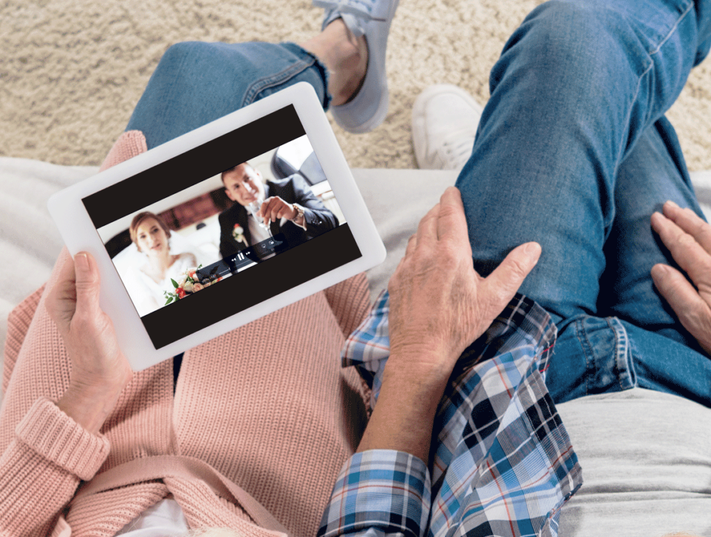 des parents regardent, le message vidéo laissé par leurs jeunes mariés filmé par Laurent Agier