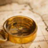 Une boussole sur une carte, pour sinifier que laurentAgier recherche des lieux pour les mariages